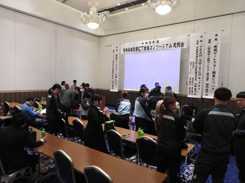 会場のようす。演題幕が並ぶ