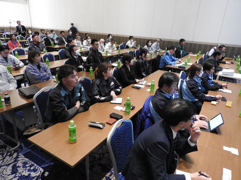 聴講する参加者