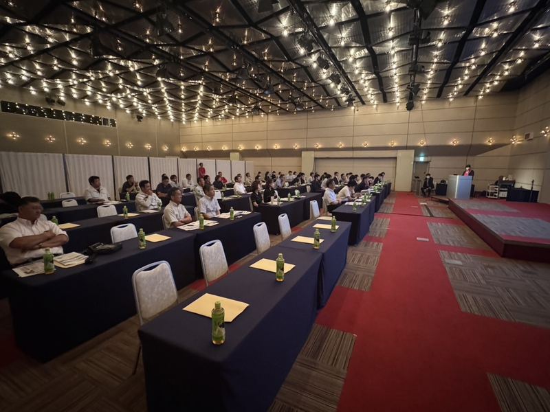 開会前の会場