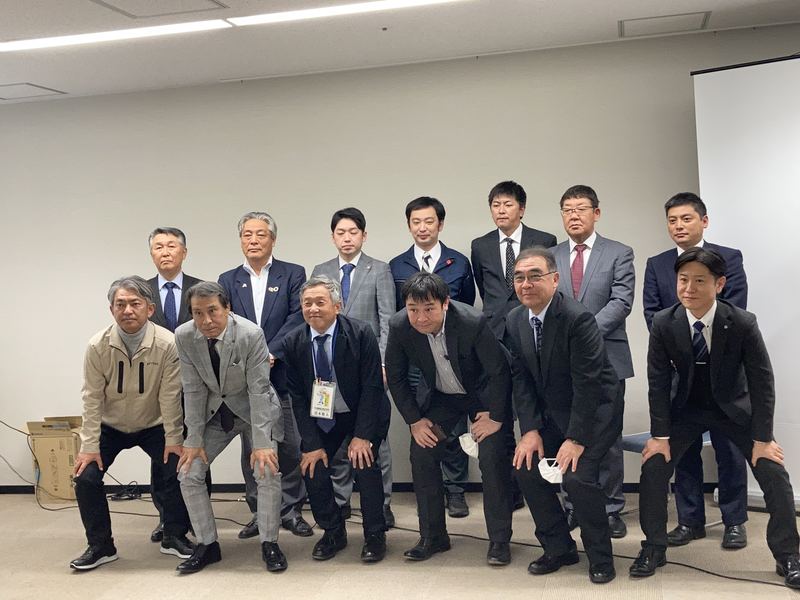 発足式に参加した13社の代表者