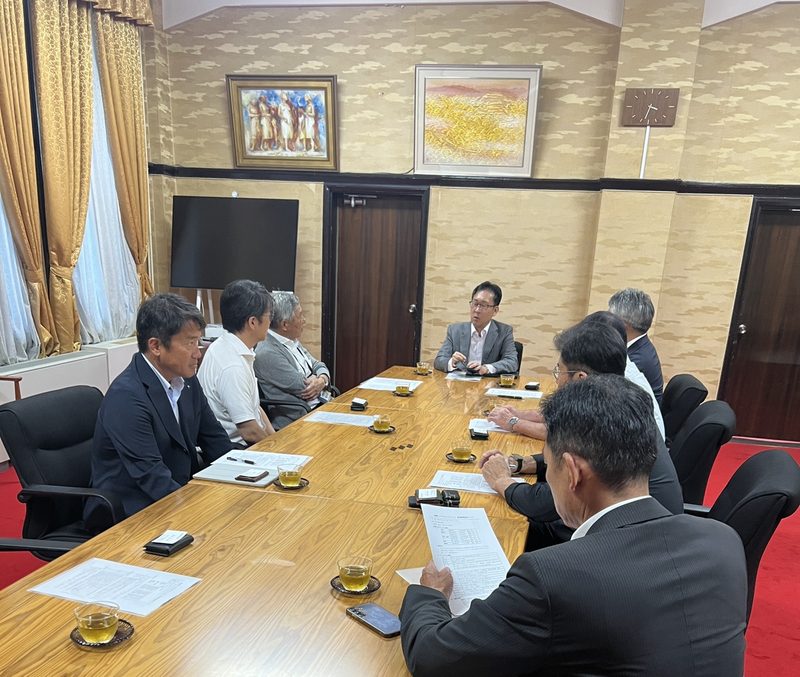 副知事会議室での懇談のようす