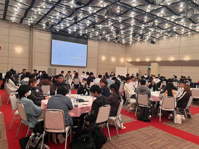 会場となったMRTmicc ダイヤモンドホール。学生と企業担当者が同じテーブルに着いた