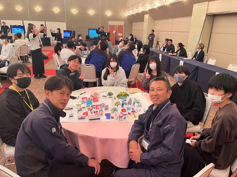テーブルごとに分かれてのグループワーク
