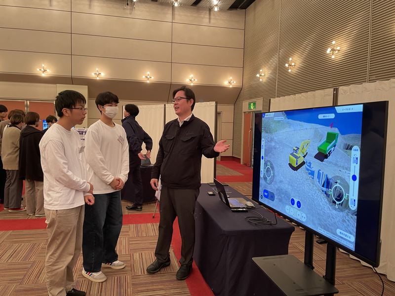 建設機械メーカーの最新機器を体験する学生