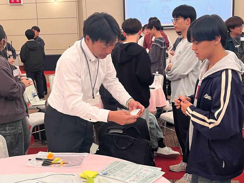 学生が自作したオリジナル名刺での名刺交換