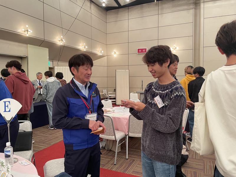 企業担当者と学生の名刺交換