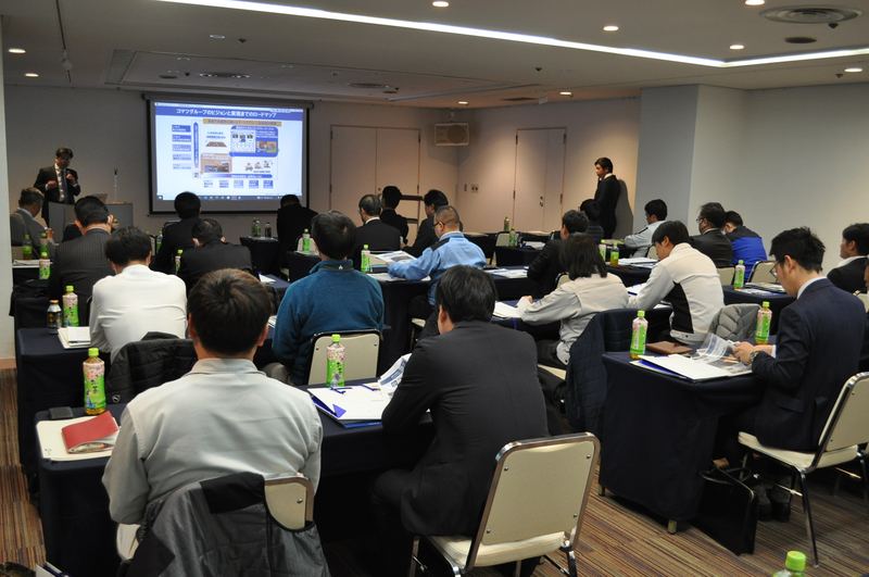 資料を確認しながら聴講する参加者
