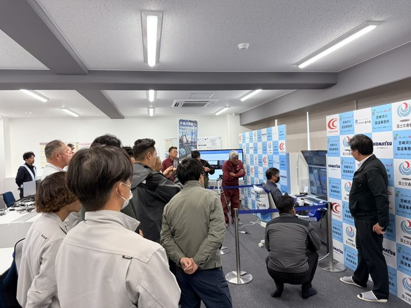 現場事務所での説明を聞く参加者