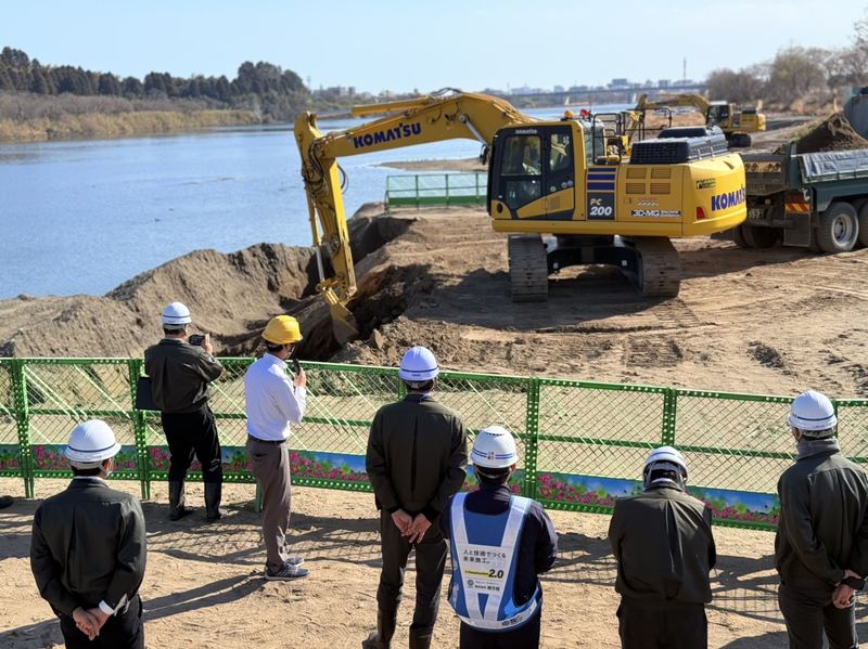 大淀川の河道掘削現場。遠隔で稼働する油圧ショベル