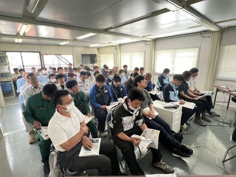 資料を手に受講する参加者
