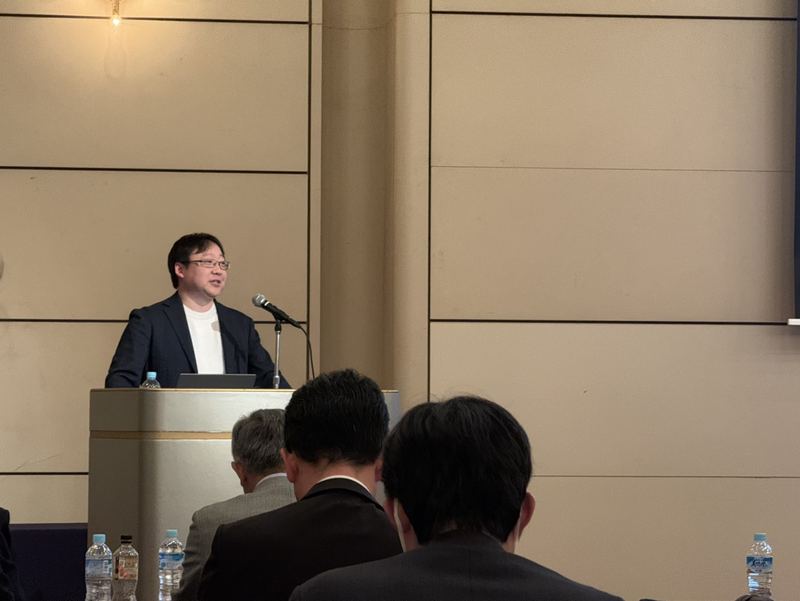 演台からのプレゼンテーション