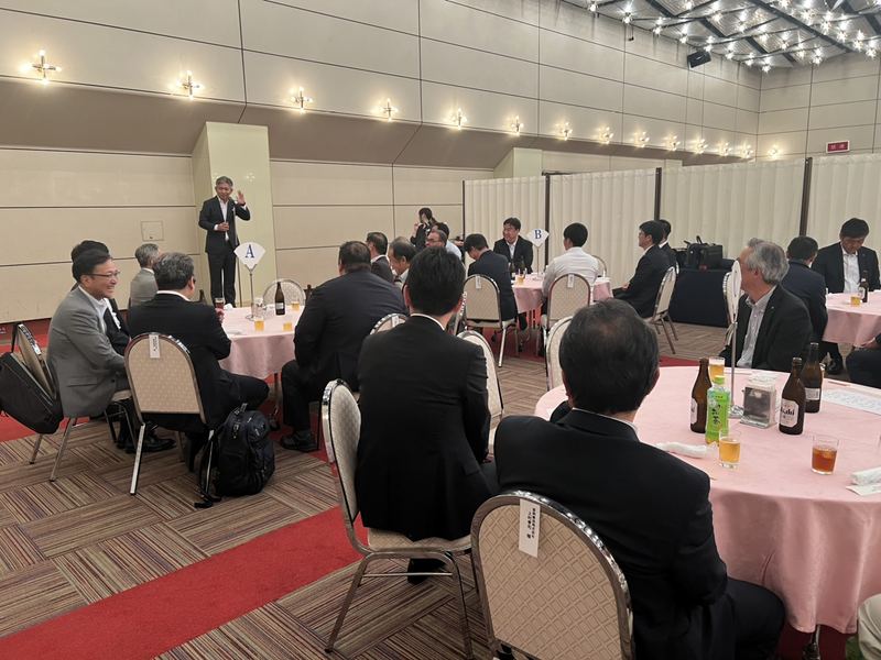 総会後の懇親のようす