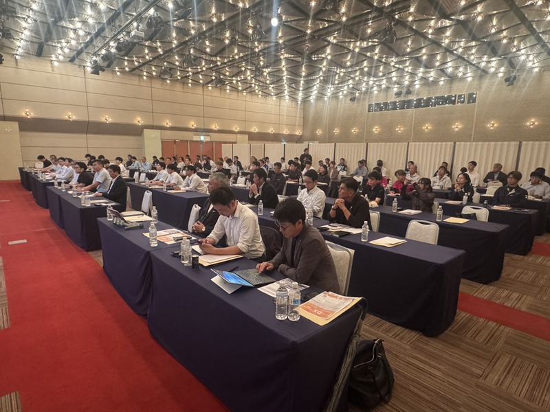 会場となったホールと着席する会員企業