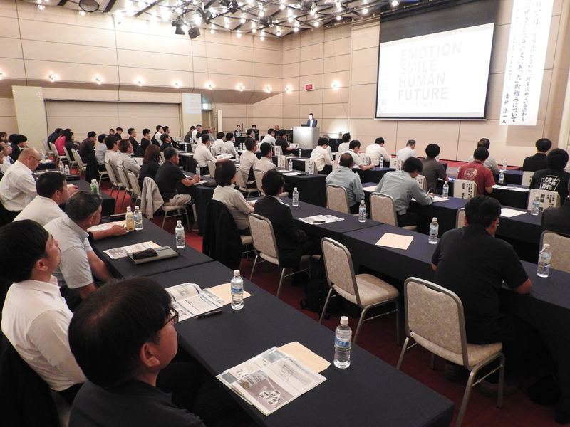 会場後方から見た議場