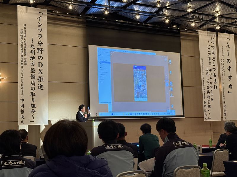 会場後方から見た議場