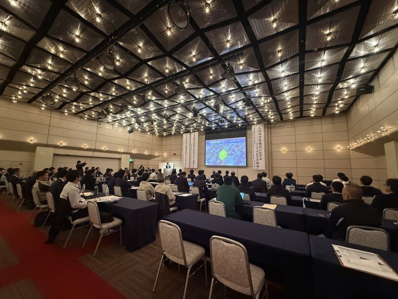 会場後方から見た会場全景
